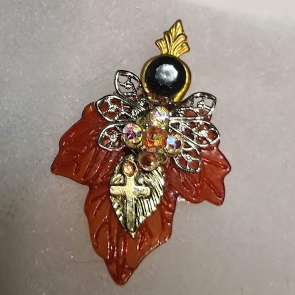 Miss Mabel  Maple Leaf  Angel Pin - Picture 2 of 7